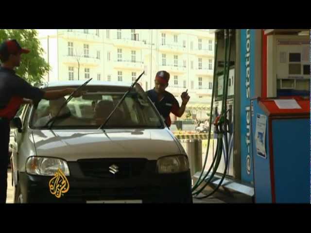 الروبية الهندية تسجل أدنى مستوى لها على الإطلاق مقابل الدولار الأمريكي