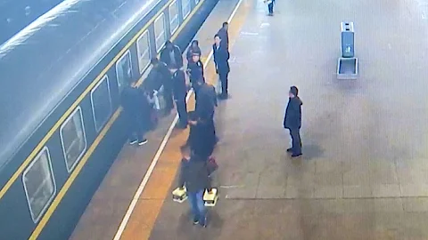 Girl Gets Stuck Between Train and Platform Edge in Northwest China City - DayDayNews