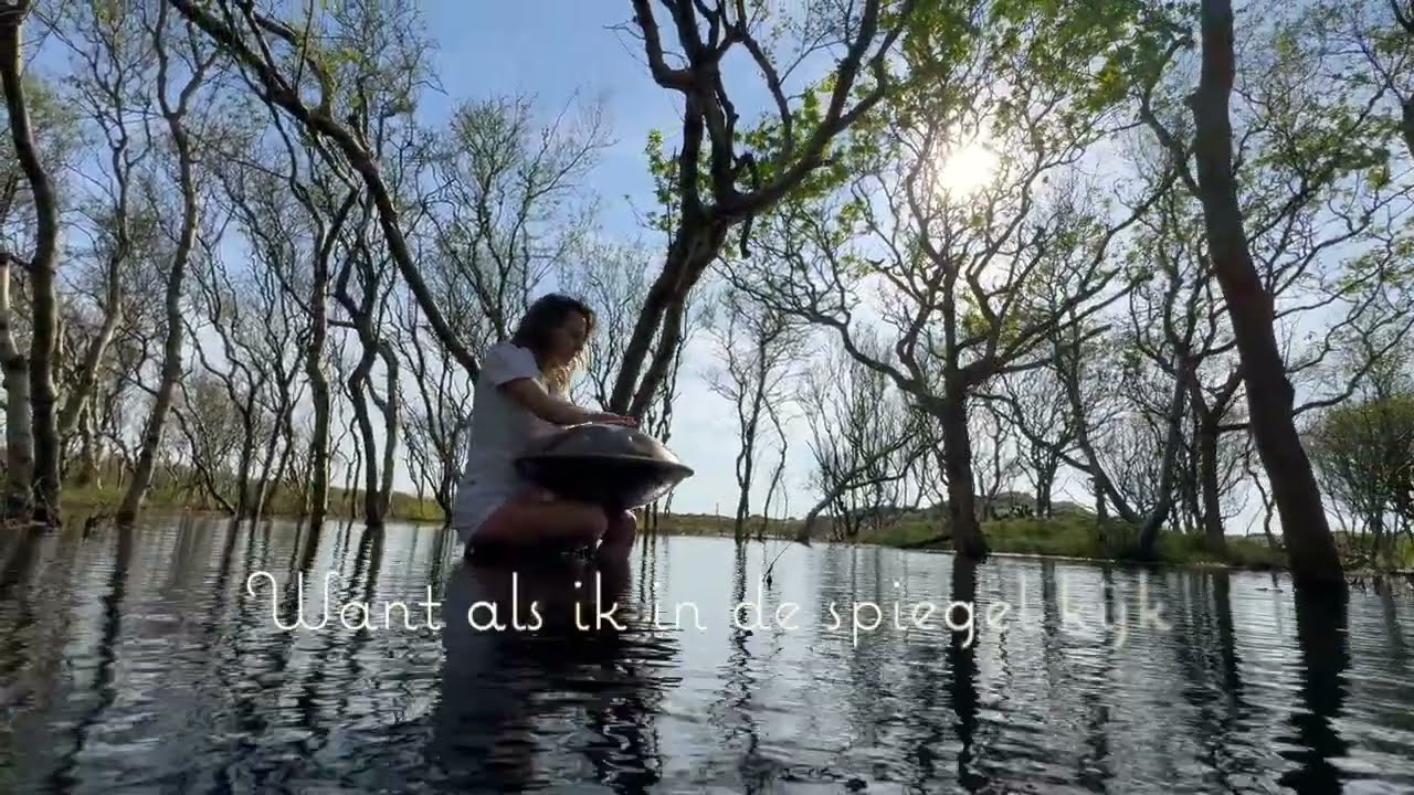 在 YouTube 上觀看「Krystl - Misschien Is Ooit Wel Nu // LYRICVIDEO」