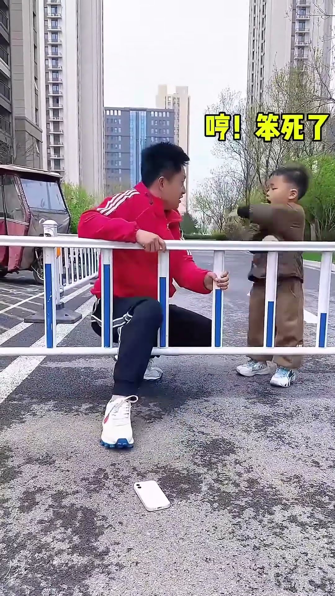 爸爸手机够不着，没想到儿子轻松解决 !#Cute baby#Cute#呆萌小米宝#聪明宝宝#萌娃#整蛊#测试