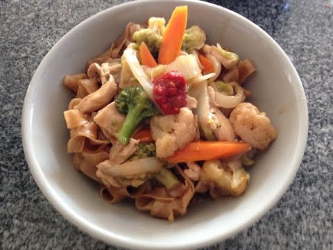 recette-de:-pâte-de-riz-sauté-aux-légumes-et-poulet