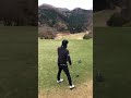右に絶対打ってはいけないのでティーインググランドの右端にボールをセットして、左フェアウェイにドローボール狙い。