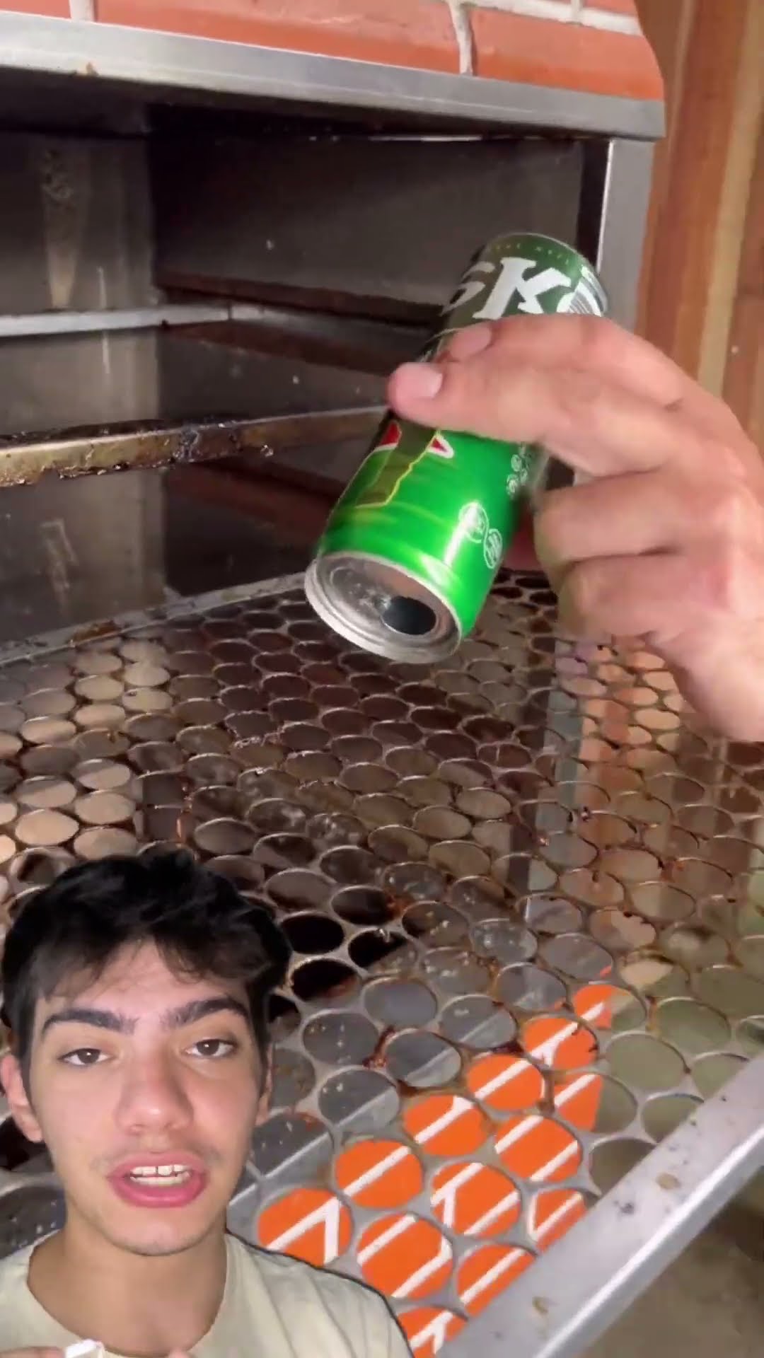 Use uma lata na grelha antes de lavar e diga adeus à gordura pesada! ?? Limpar nunca foi tão fácil