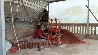 Mendengarkan musik santai sambil bekerja