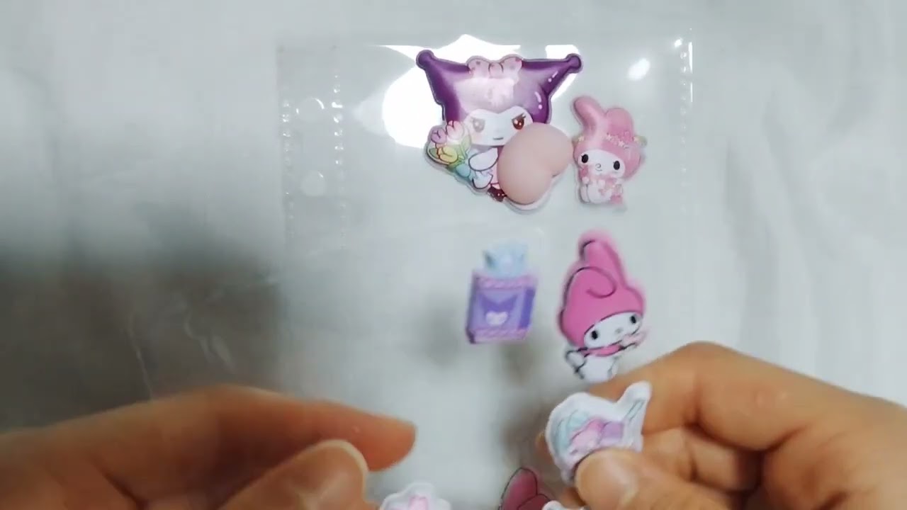 ボンボンドロップシール　超かわいいクロミちゃんのおしりシールを貼ったよ　透明シール帳づくり