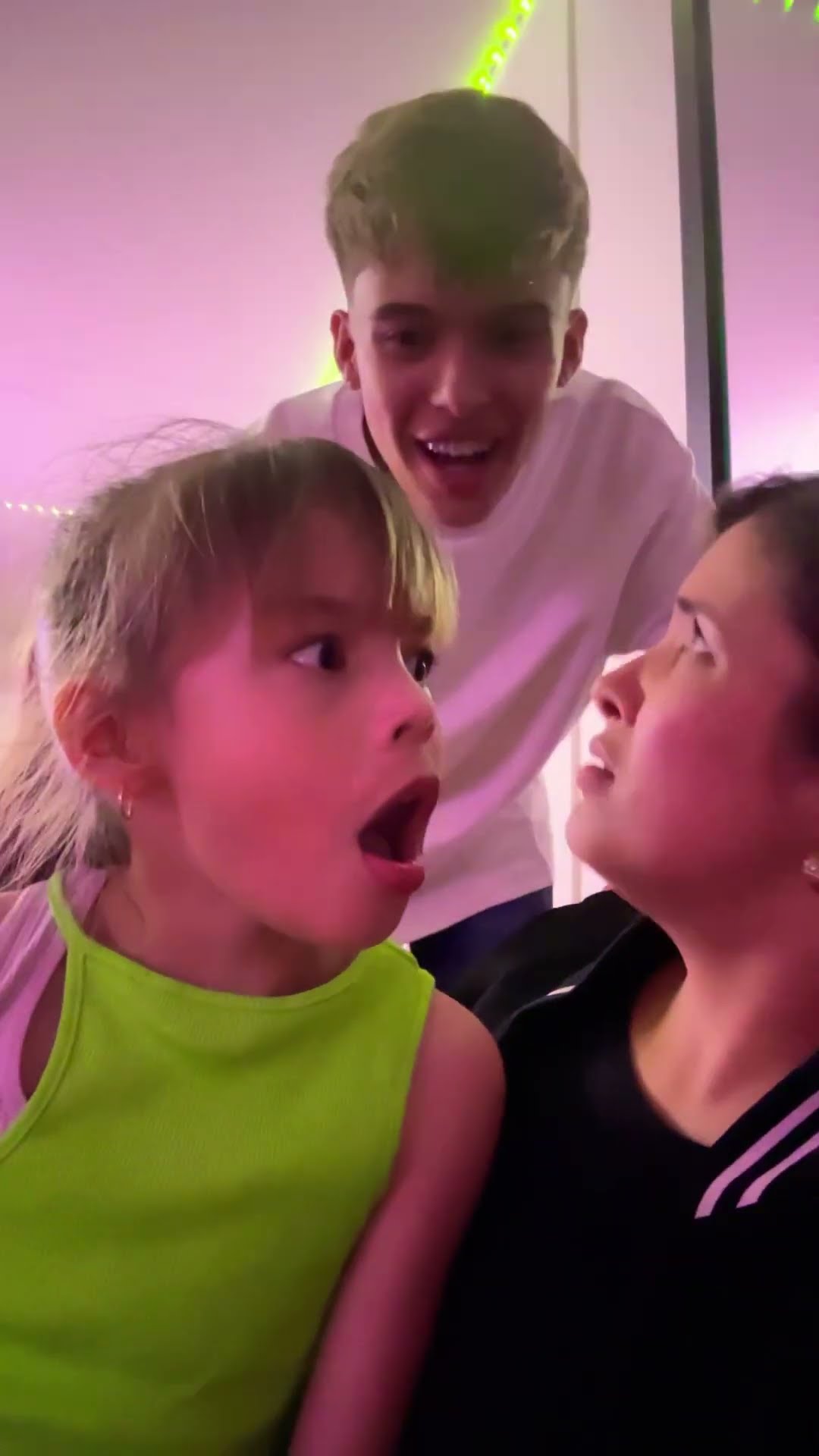 CUANDO LE ESTOY CANTANDO A MI MAMÁ #humor #cosasdefamilia #comedia #shortviral #shortviral