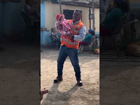 Tío y Sobrina Bailando