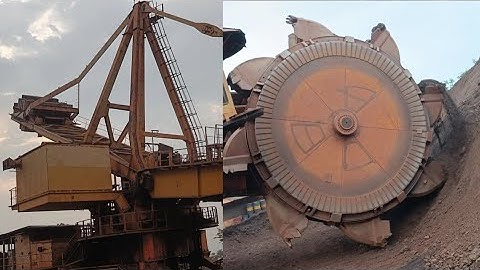 Operation of reclaimer for uninterrupted production of iron ore in iron ore crushing plant