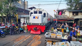 PASAR MEPET REL HANYA SATU JENGKAL DARI KERETA API !