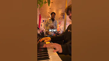A singer surprises everyone in the restaurant 😱