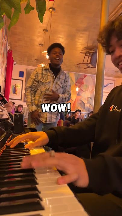 A singer surprises everyone in the restaurant 😱