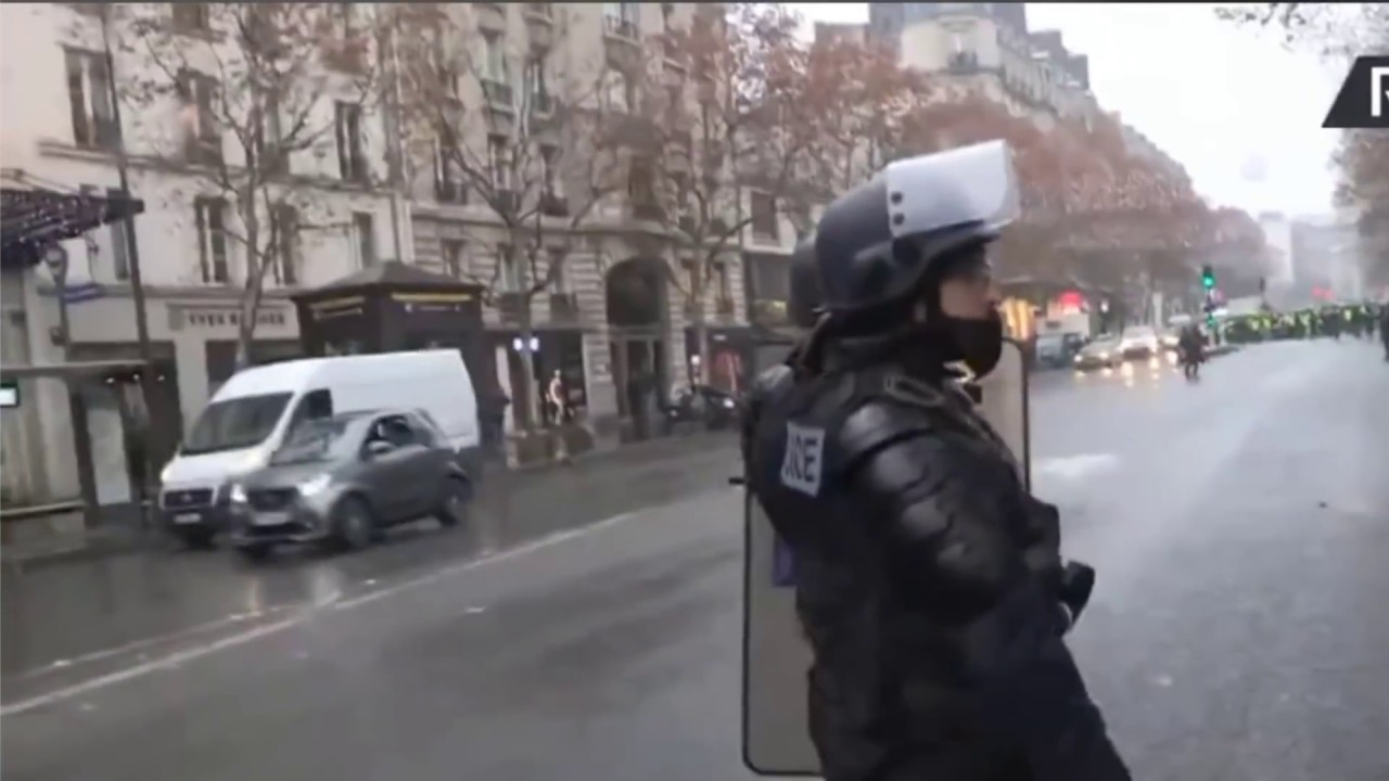 Affrontements Gilets Jaunes Crs Champs Elysée Retransmission En Direct Live De Periscope