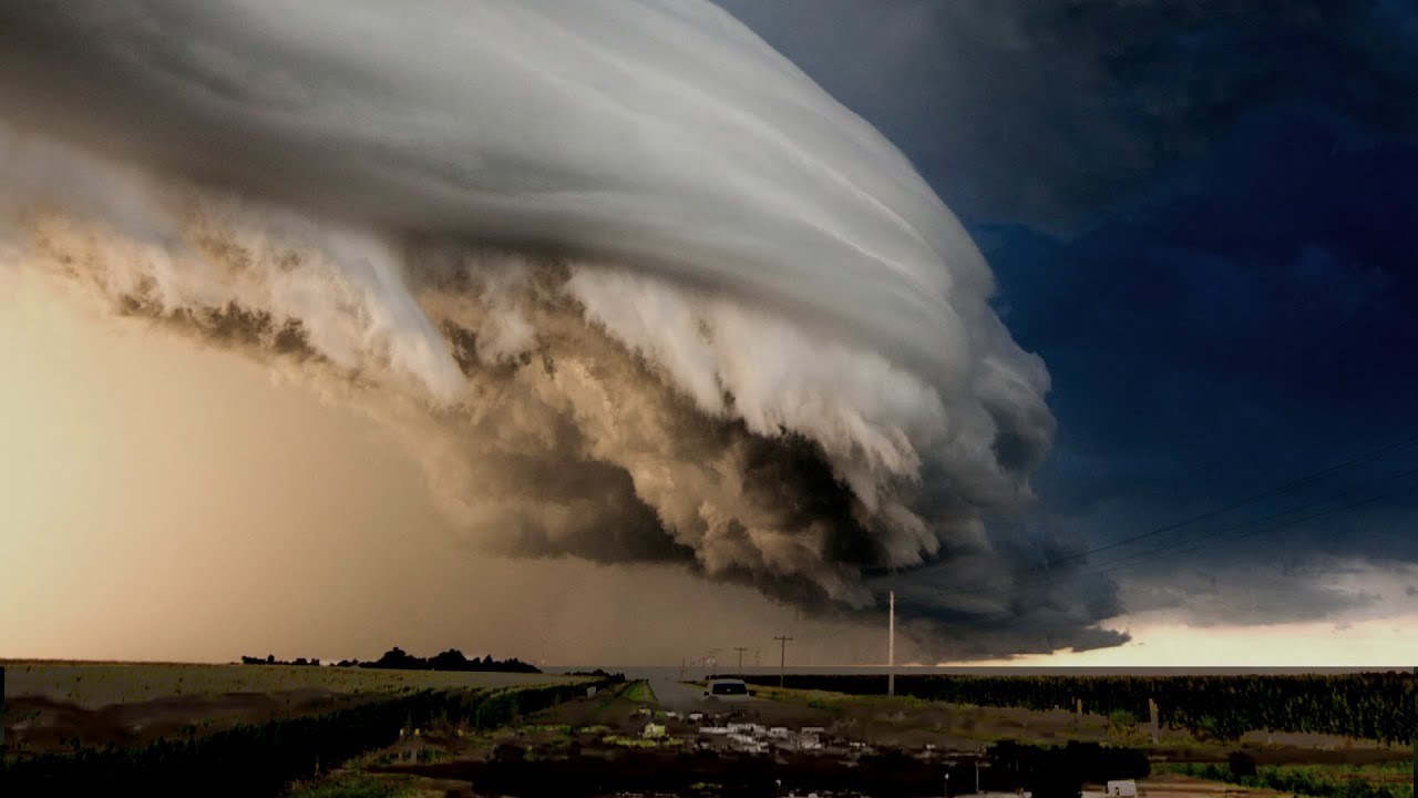 Scary dark clouds and flash floods hits Saudi Arabia, Al-Baha - Makkah