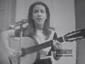 Beth Carvalho tocando e cantando.Video Raro. Anos 60.
