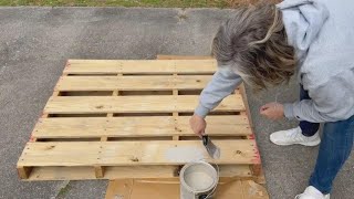 Aprovecha Un Pallet Viejo Que Encontró En La Basura Para Esta Increíble Idea De Jardín