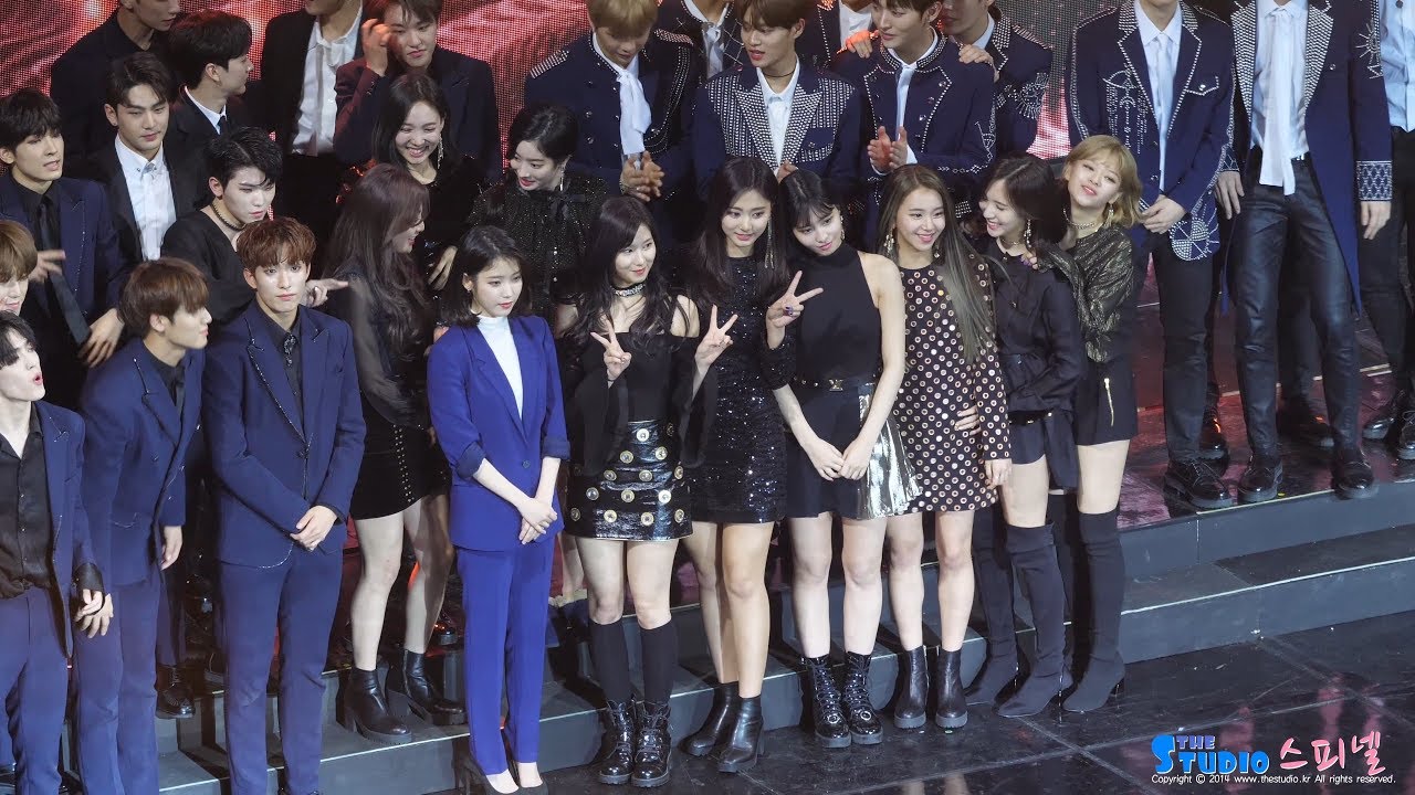 180214 아이유랑 사진 찍고 싶지만 망설이는 트와이스 나연 직캠 TWICE Nayeon IU fancam (가온차트 뮤직 어워즈) by Spinel