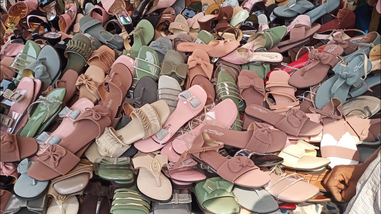 গাউছিয়া মার্কেটের রোড সাইট থেকে সুন্দর সুন্দর জুতা কালেকশন স্লিপার/হিল জুতা/পাম্পি/নাগড়া ইত্যাদি