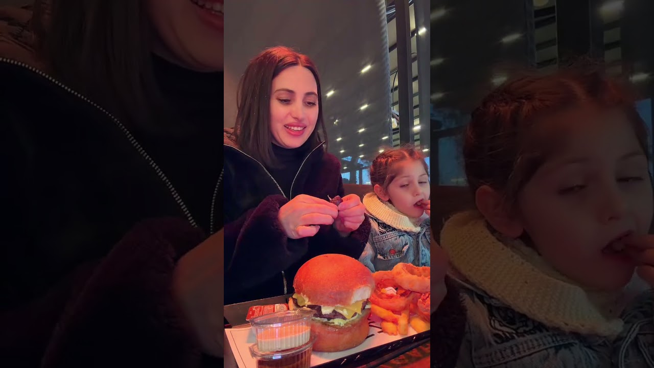 Eve gelir gelmez uyudu babası  eve gelince ona sürpriz yaptı; o anki mutluluğu görülmeye değerdi.