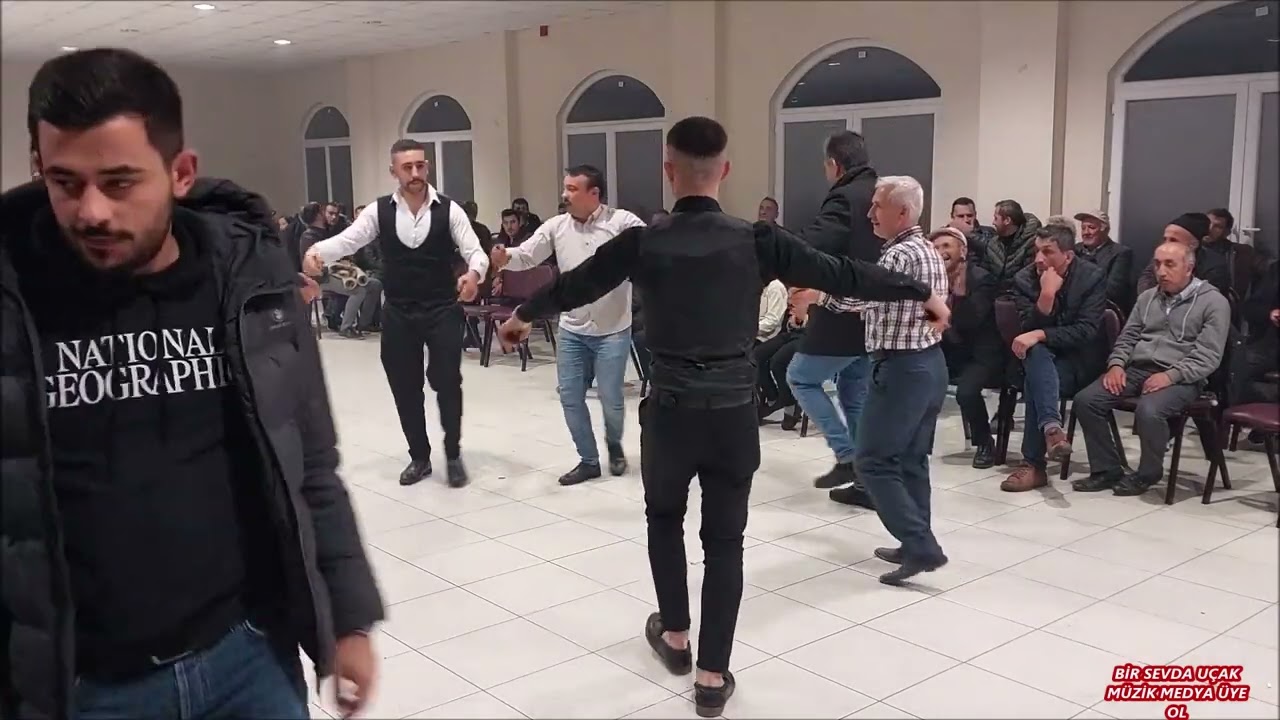 Kadir Bayır Bülent Demir Çaldığım bağlama Çiçekdağı masa üstünde bardak Kostak yürü Ki göder onu13