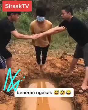 status WA Lucu terbaru ngakak Kowe tak sayang sayang jatuh dari motor. wkwkw