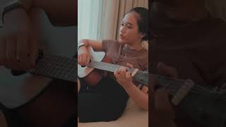 Rasah Bali versi akustik dari Della Monica nih~