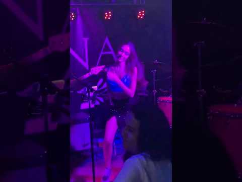 Yasmim Silveira dançando