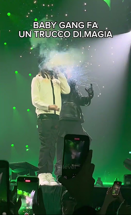Baby Gang fa un trucco di magia al concerto #trapitaliana #babygang #concerto #magia #funny