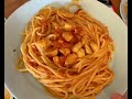 Аппетитные спагетти в томатном соусе с курицей.