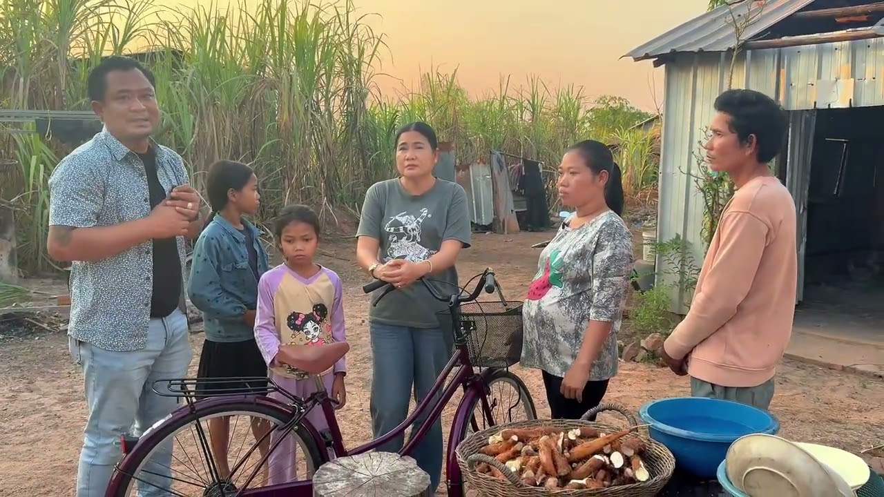 គ្រួសារបងស្រីរេីសចំបក់ទទួលបានកង់ By Pou Vot 