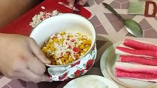 видео: Делаю салат из крабовых палочек картинка: Делаю салат из крабовых палочек