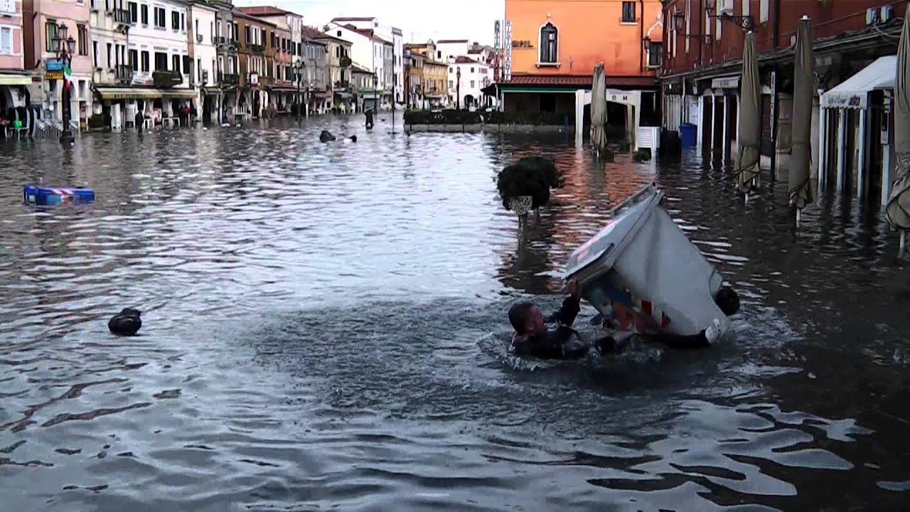 Acqua eccezionale con i soliti mona