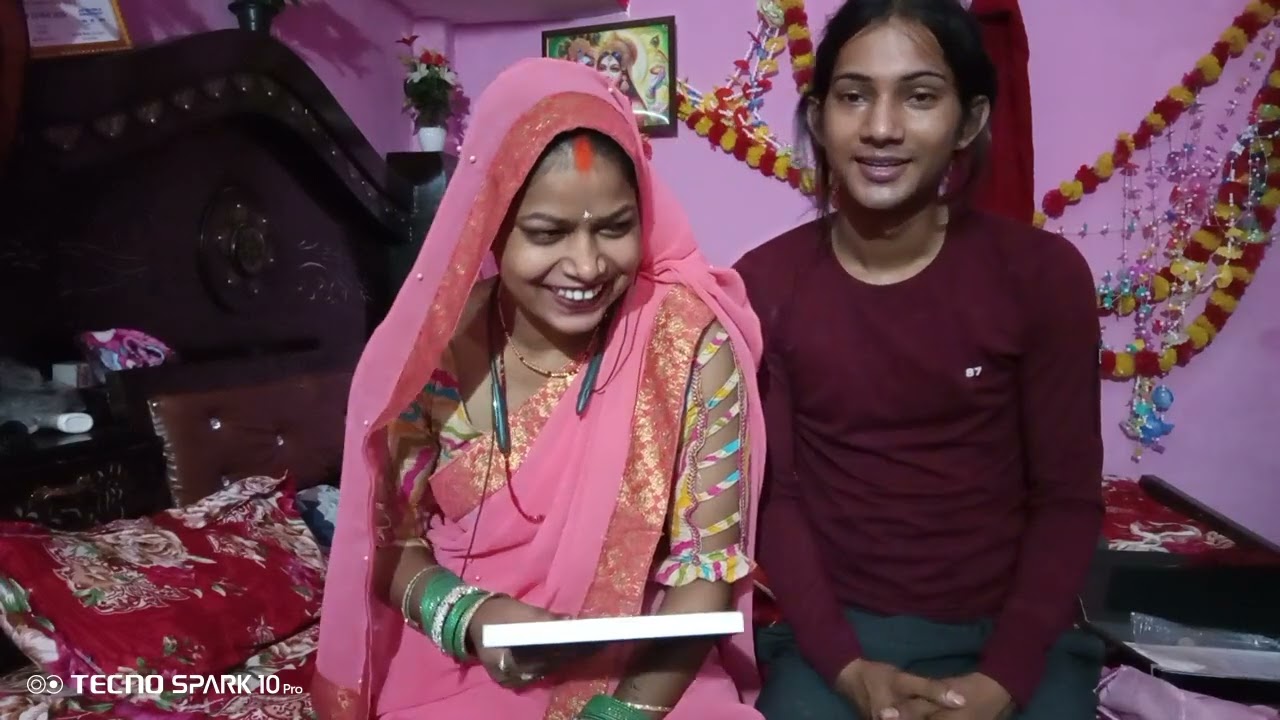 खुशबू रानी के सिल्वर प्ले बटन आने पर खुशबू आने की पत्नी बहुत खुश है