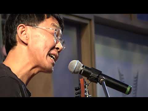 林生祥與鍾永豐吟唱客家歌曲「對面烏」