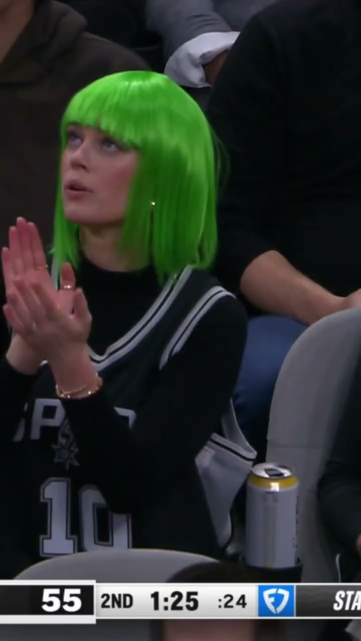 Jeremy Sochan \u0026 Spurs fans have matching green hair