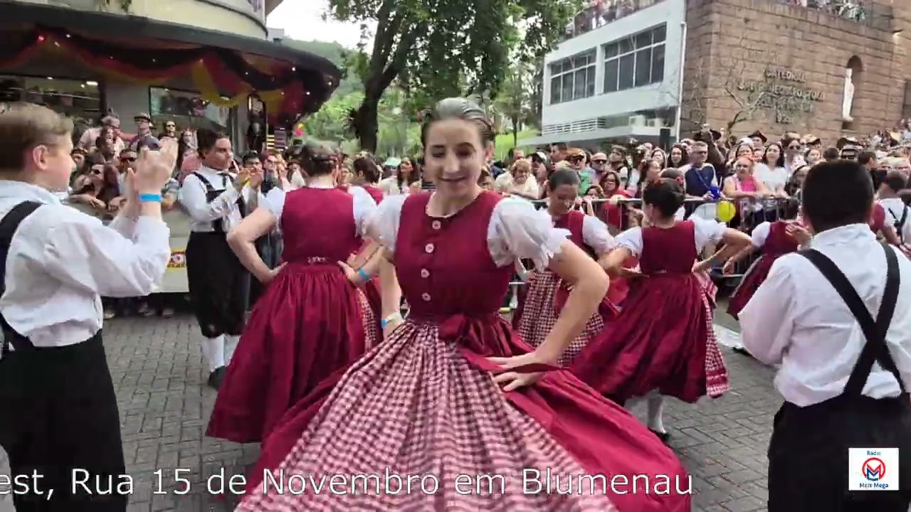 Ultimo final de semana da oktoberfest 2025 na rua 15 de novembro