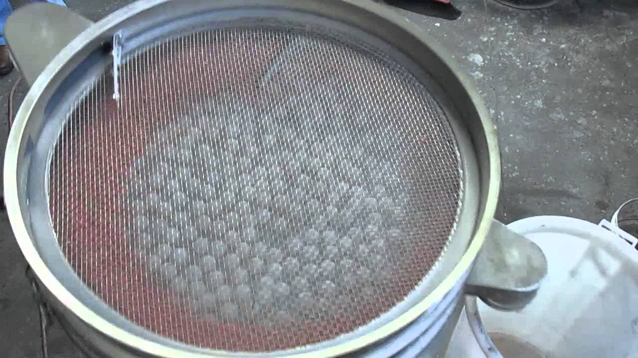 Polyamide granules, 8 mm and 2 mm cut point - using a VTU Tumbler 900 2x