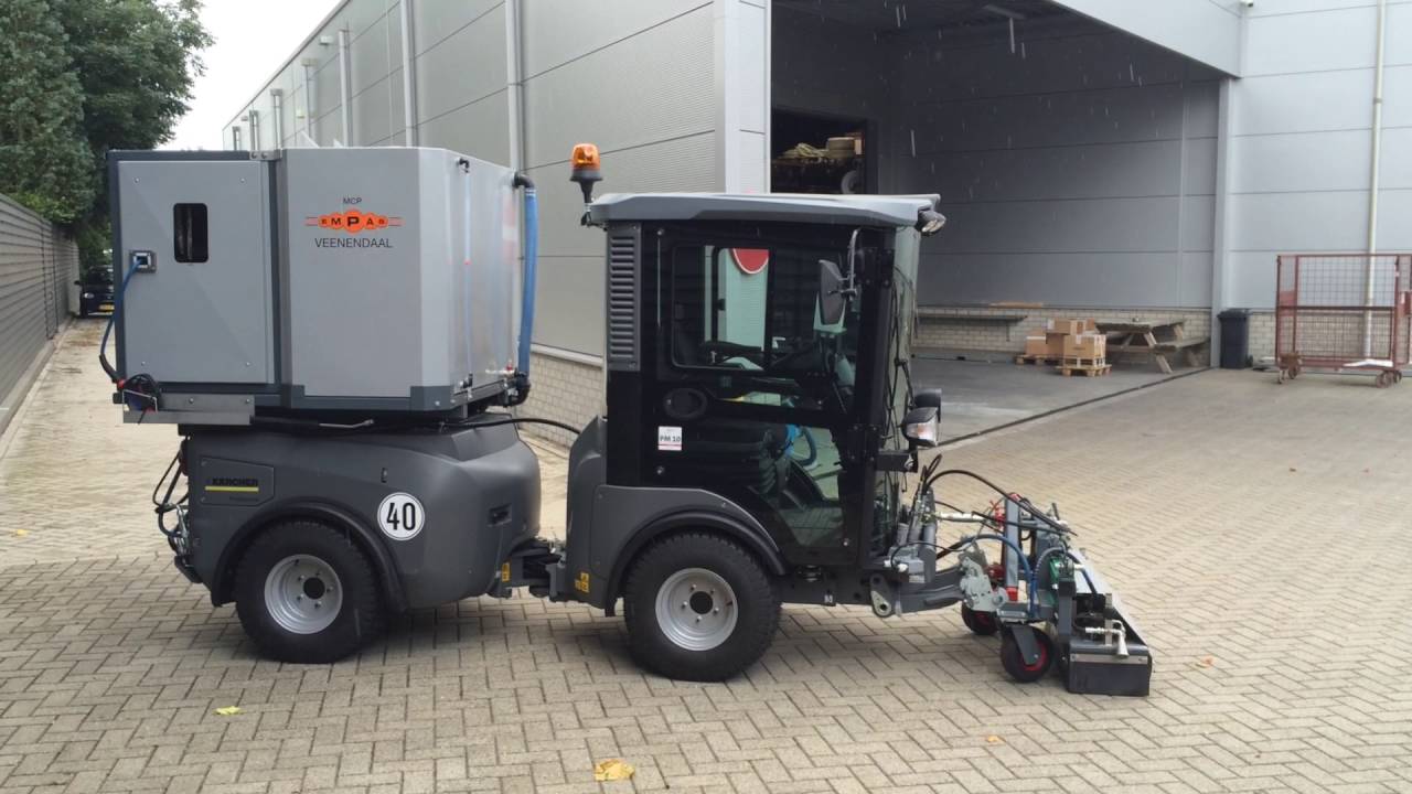 Empas MCP heetwaterunit voor onkruidbeheer op Karcher MC130 werktuigdrager