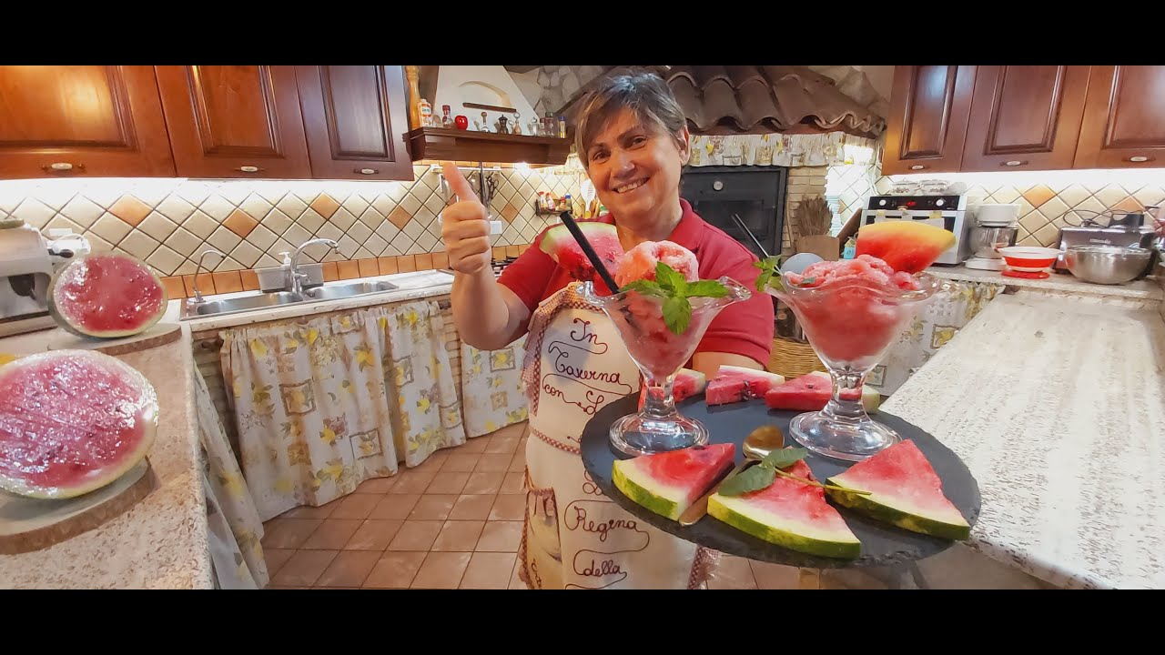 Granita di anguria con e senza gelatiera.