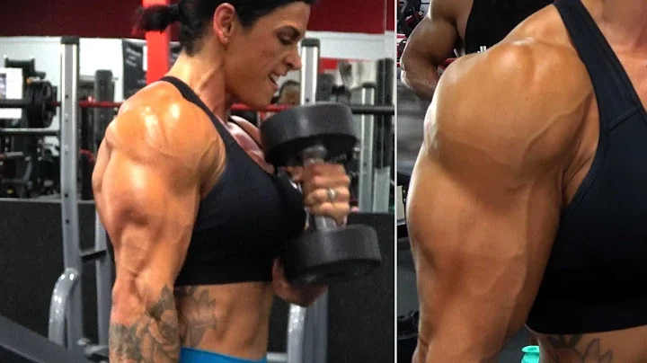 GIANT MUSCLE WOMAN