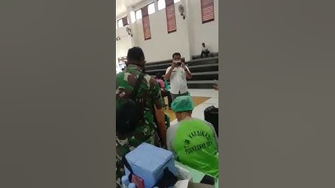 Viral : Aksi Lucu Seorang Pria Kekar Takut Suntik, Buat Bidan Pusing.