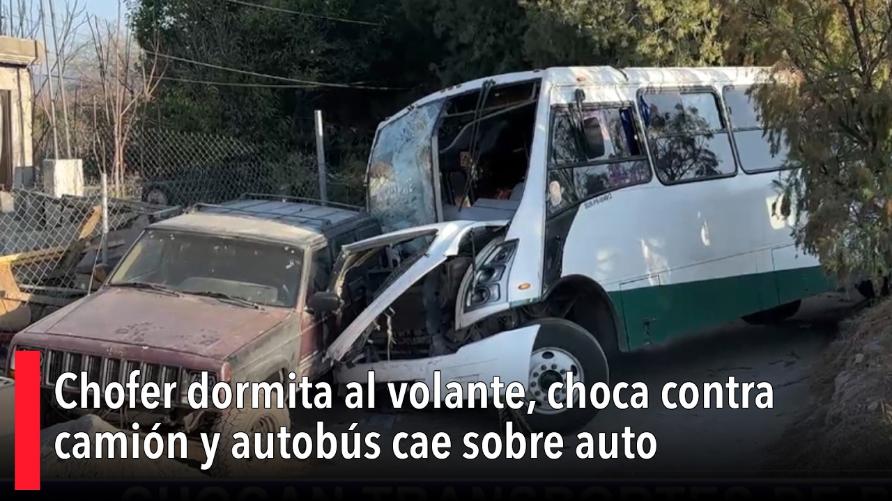 Chofer dormita al volante, choca contra camión y autobús cae sobre auto al sur de Saltillo