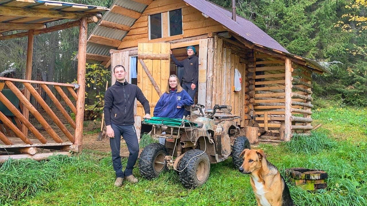 A relaxing weekend in a log cabin off the grid - YouTube