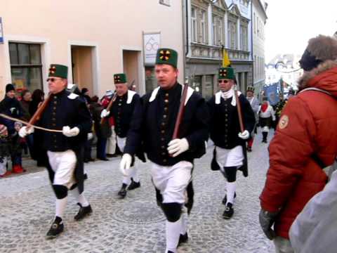 Annaberg-Buchholz, Erzgebirgskreis, Sachsen (Saxony Germany) Die jÃ¤hrliche Bergparade der sÃ¤chsischen Bergknapp- und brÃ¼derschaften vereint dabei etwa 1200 TrachtentrÃ¤ger aus ganz Sachsen und den Bergbauregionen der gesamten Bundesrepublik und ist somit die eindrucksvollste zur Weihnachtszeit. Im Anschluss an die Bergparade vereinen sich alle Bergmusiker vor der St. Annenkirche zu einem groÃen Bergkonzert. TV (MDR, Sachsenspiegel): www.mdr.de