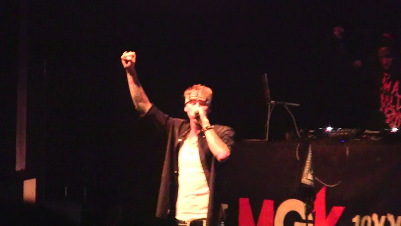 Machine gun kelly gives a shout out to Edmonton