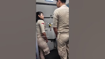 Pramugari Super Air Jet membuka pintu pesawat