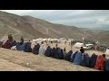 الناجون من كارثة انزلاق التربة في افغانستان ينتظرون