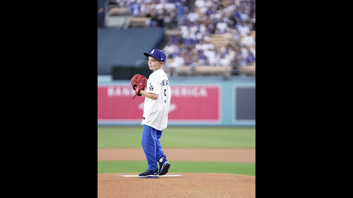 Freddie Freeman's son throws out 1st pitch on Dad's bobblehead night