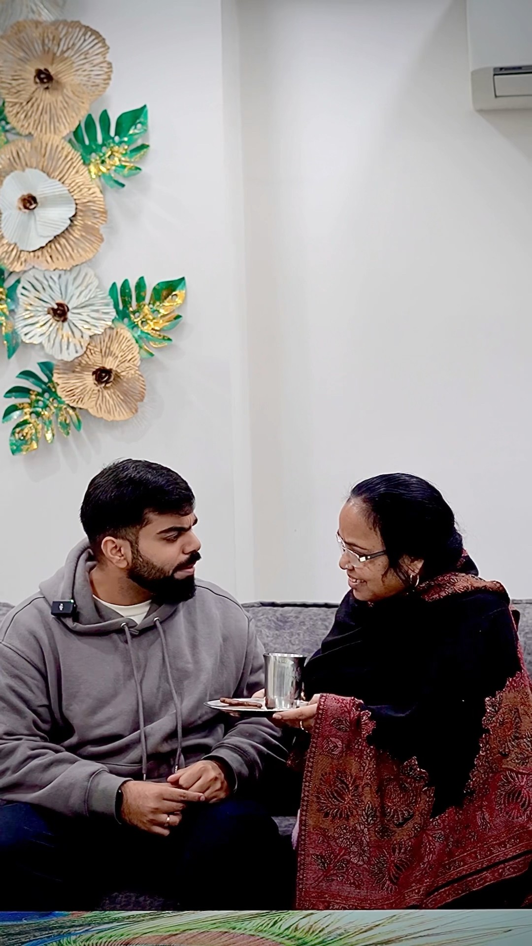 Kis kis ko apni maa k haatho say khana khana pasand  hai #shorts #gauravaroravlogs #youtubeshorts