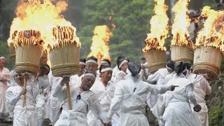 炎の乱舞、勇壮に 熊野「那智の火祭」