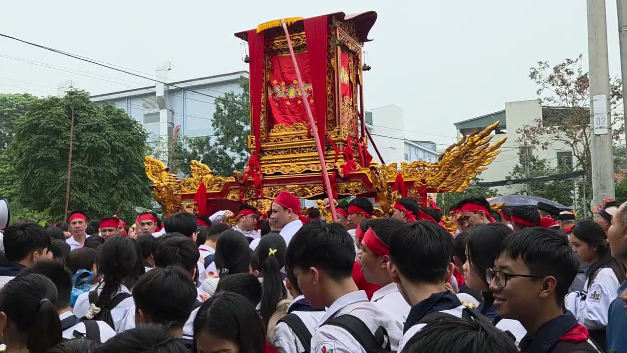 Giáo viên, học sinh chào đón kiệu thôn Trung, xã Phù Lưu Tế 